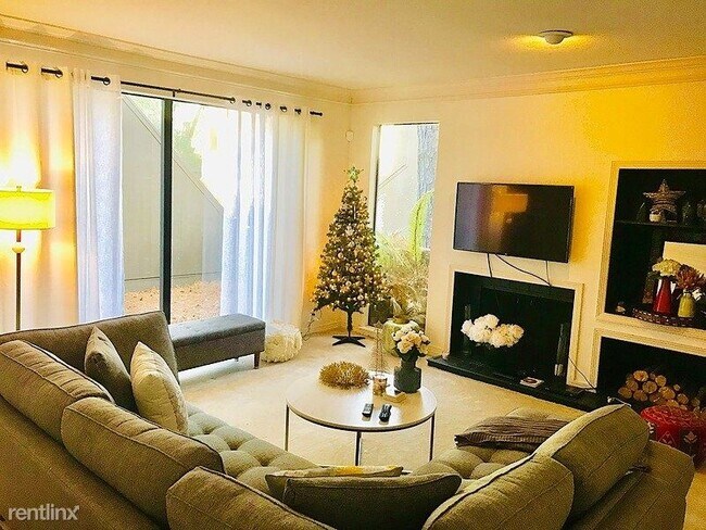 Building Photo - 3 br, 2.5 bath Townhome - 211 Litchfield Lane