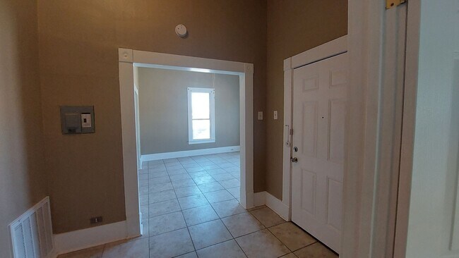 Building Photo - Dignowity 3 Bedroom with Central Air and W...