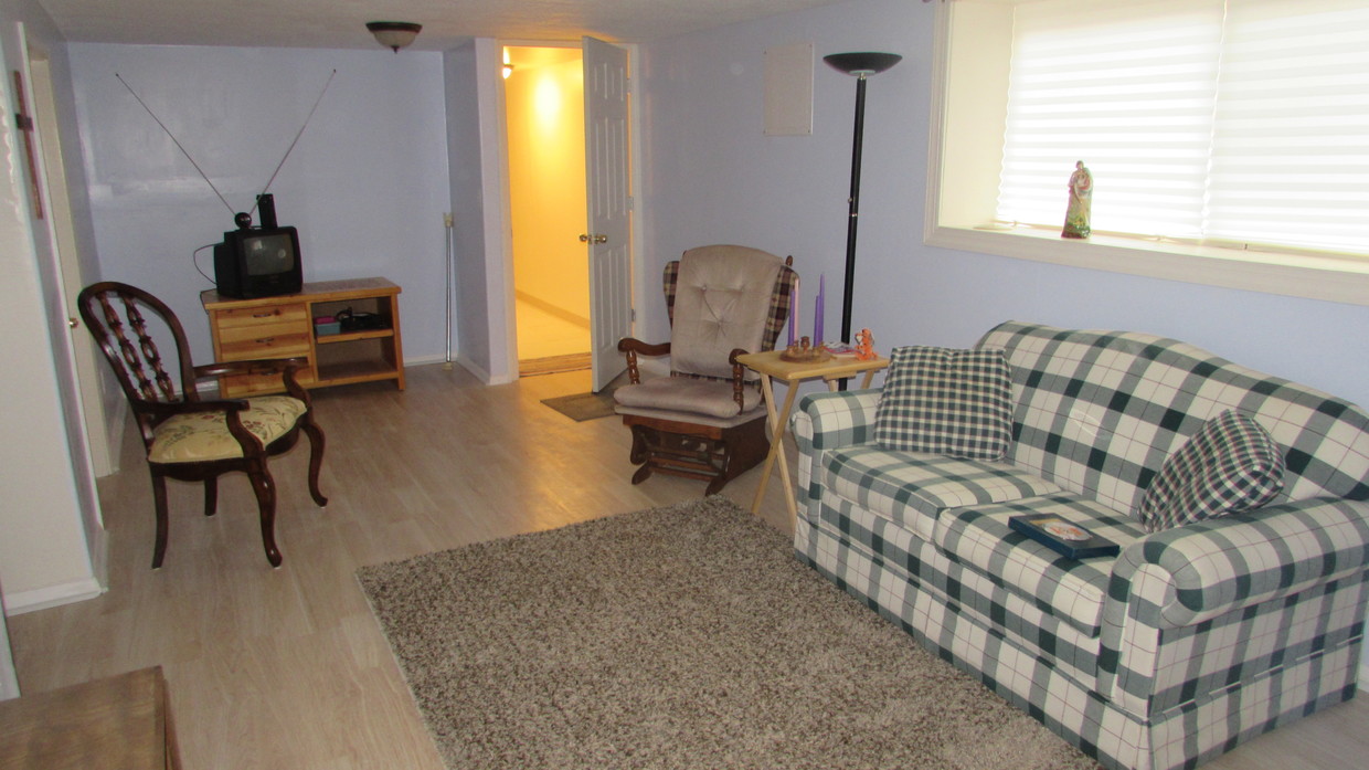 Living Room - 724 Shelburn Pl