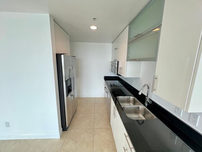 Foto del edificio - Spacious 1-Story Flat Unit @ Infinity In Brickell Spacious Floor Plan With A Great View.