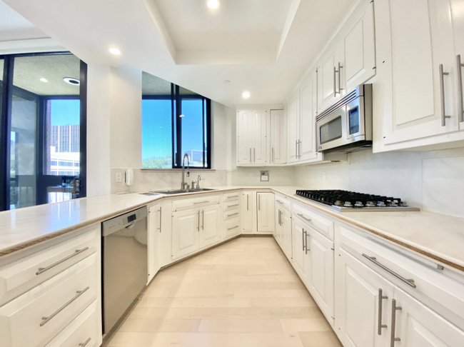 Building Photo - Luxurious Penthouse for rent in Beverly Hi...