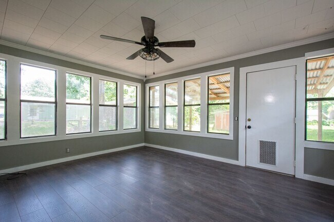 Building Photo - 1811 Linda Ln