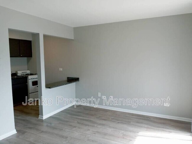 Foto del edificio - 3353 Commercial Ave