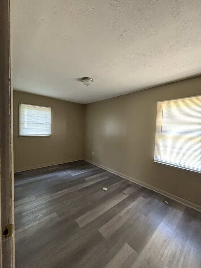 Building Photo - 404 Sunset Ln
