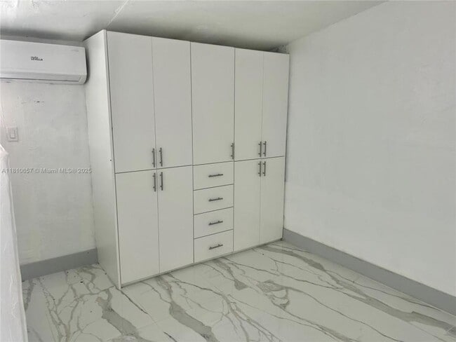 Building Photo - 1 bedroom in Hollywood FL 33024