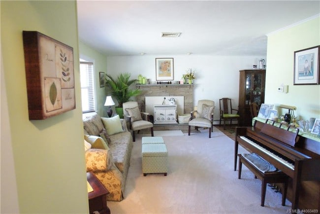 Building Photo - 32 Pinehurst Dr