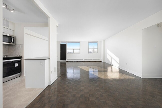 Photo du bâtiment - 2450 & 2460 Weston Rd