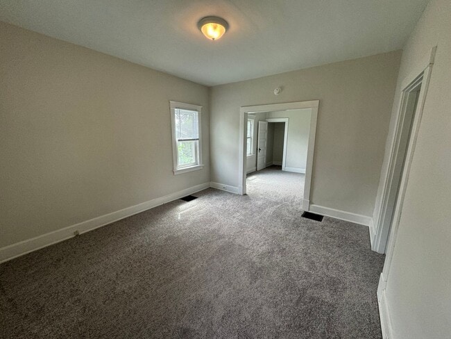 Building Photo - MADISONVILLE - Adorable 2 bed 2 bath cape ...