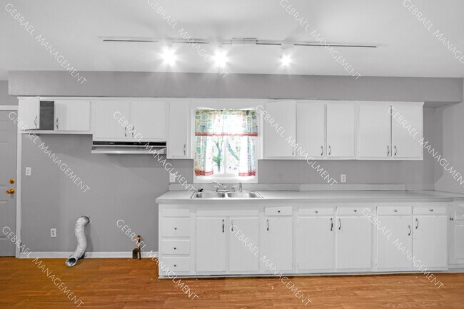 Building Photo - 3733 Beecher Rd