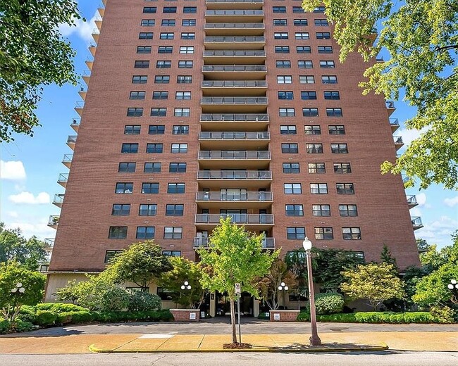Building Photo - 4466 W Pine Blvd