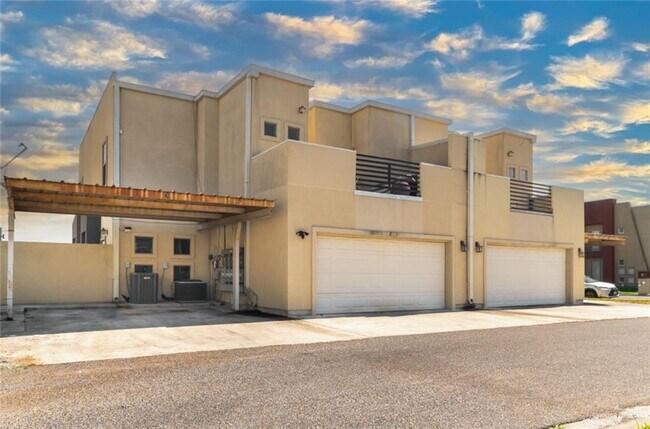 Building Photo - 1321 E Camellia Ave