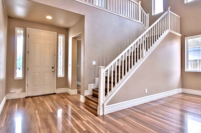 Building Photo - Conveniently Located Home