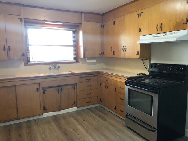 Building Photo - Charming Bennett Valley 3 bedroom 2 bath
