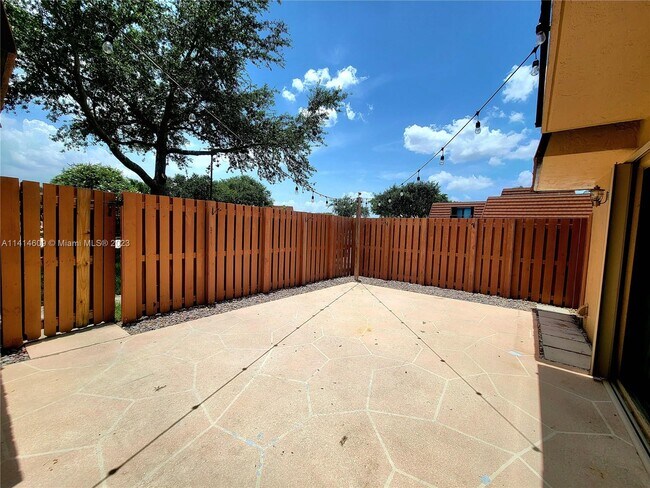 Building Photo - 2581 Garden Ct