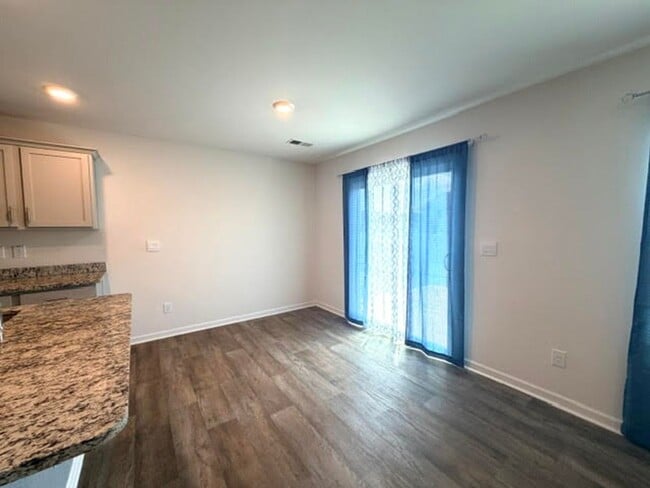 Building Photo - 526 Leven Dr