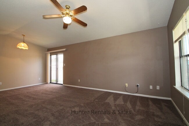 Building Photo - Delightful Duplex!