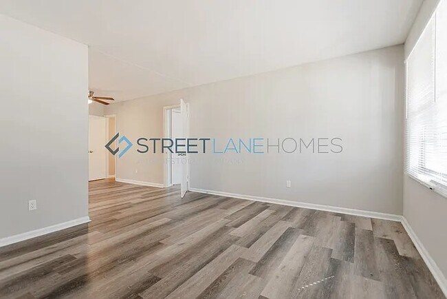 Foto del edificio - 3040 Foresthill Dr