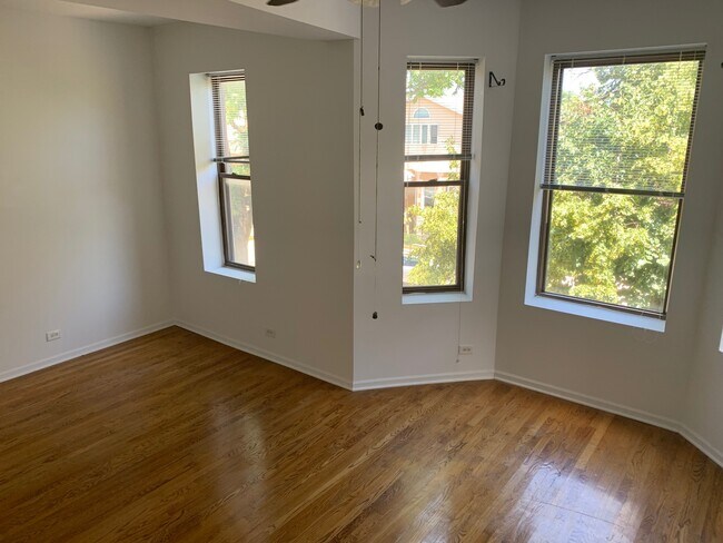 Building Photo - 3820 S Lowe Ave