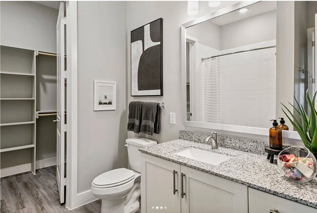 Foto del edificio - 8200 Glenn Day Dr