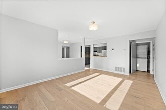Building Photo - 3226 Sayre Dr