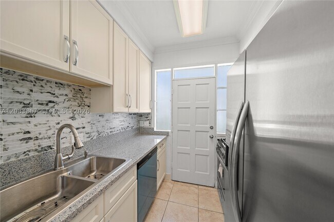 Foto del edificio - 4720 Pine Tree Dr
