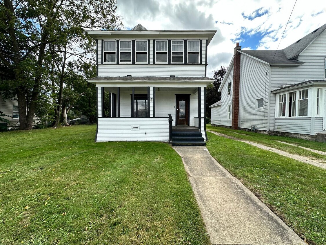 Primary Photo - Four Bedroom House Available in Battle Creek!