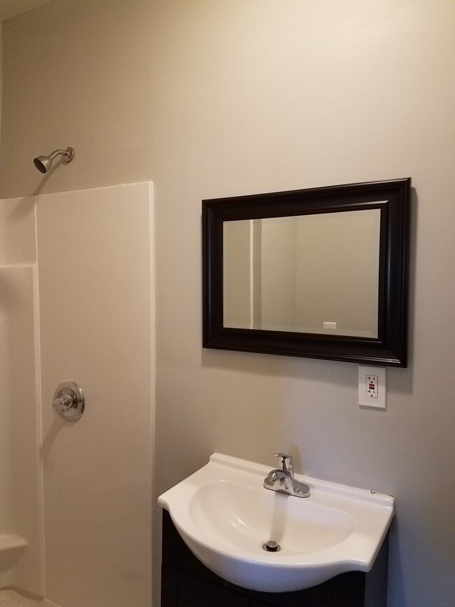 Building Photo - Spacious 4 BR 3 Bath single family home ne...