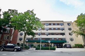 Building Photo - 535 W Surf St