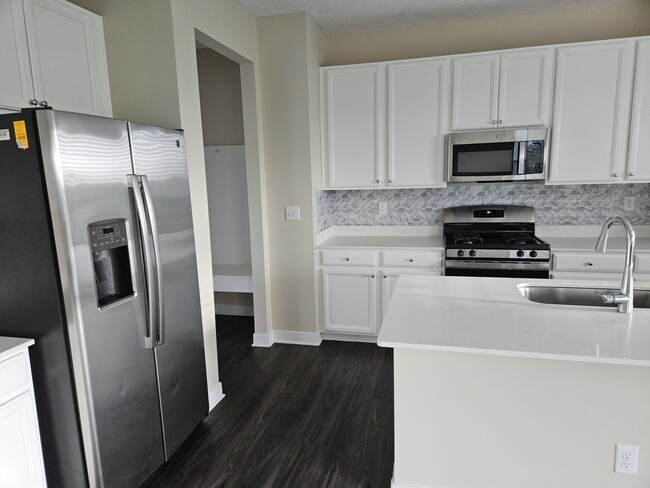 Building Photo - 2704 Grassy Br Dr