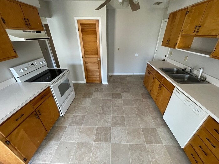 Building Photo - 3BD/1BA Single Family Home
