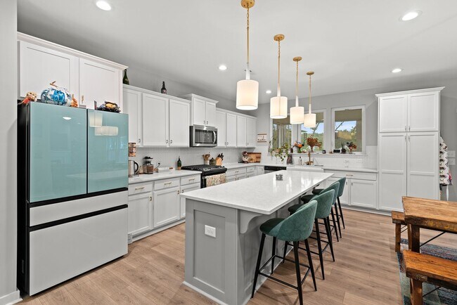 Building Photo - Gorgeous Home with Office and Bonus Space!