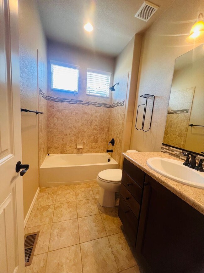 Foto del edificio - Don't miss the opportunity to make this wonderful house your next home.