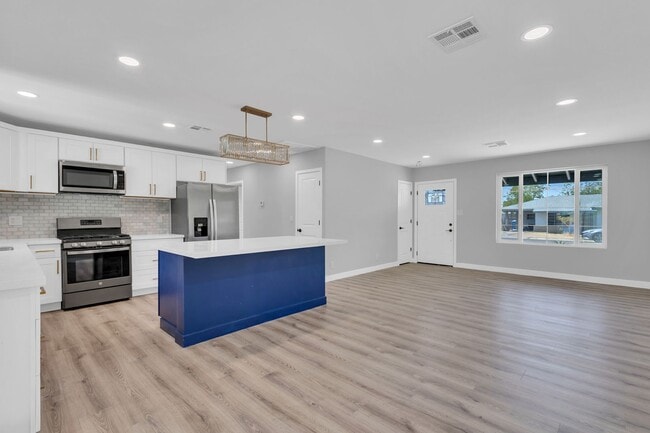 Building Photo - Stunning 3 bedroom 2 bathroom home in Arca...