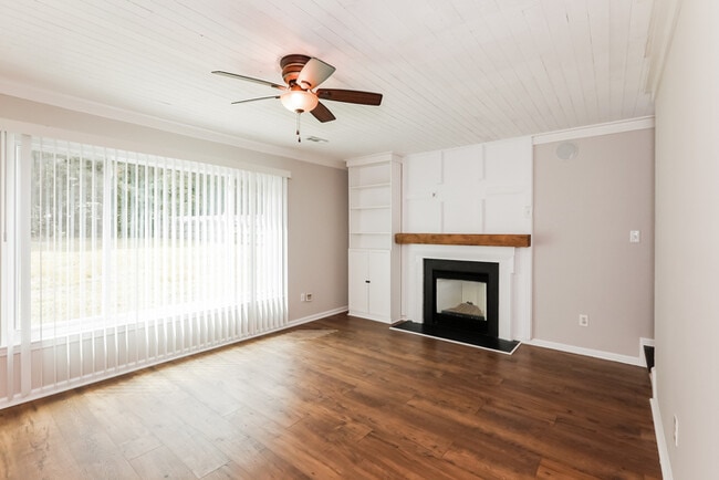 Building Photo - 709 Barbee Farm Dr