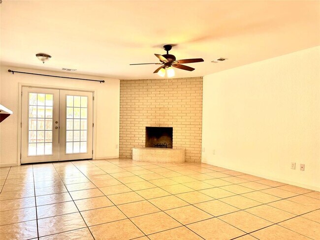 Building Photo - 1009 Serenada Dr