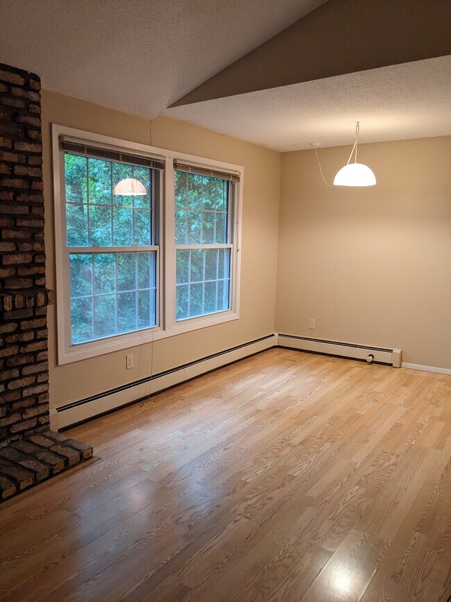 Foto del edificio - 4584 Cedar Lake Rd S