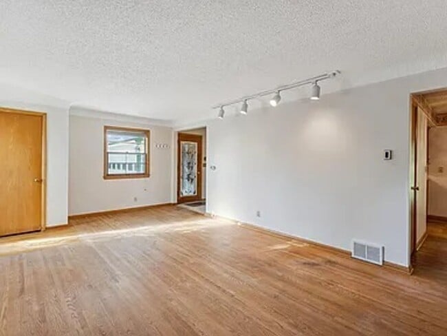 Building Photo - Welcome to this charming 3 bedroom, 3 bath...