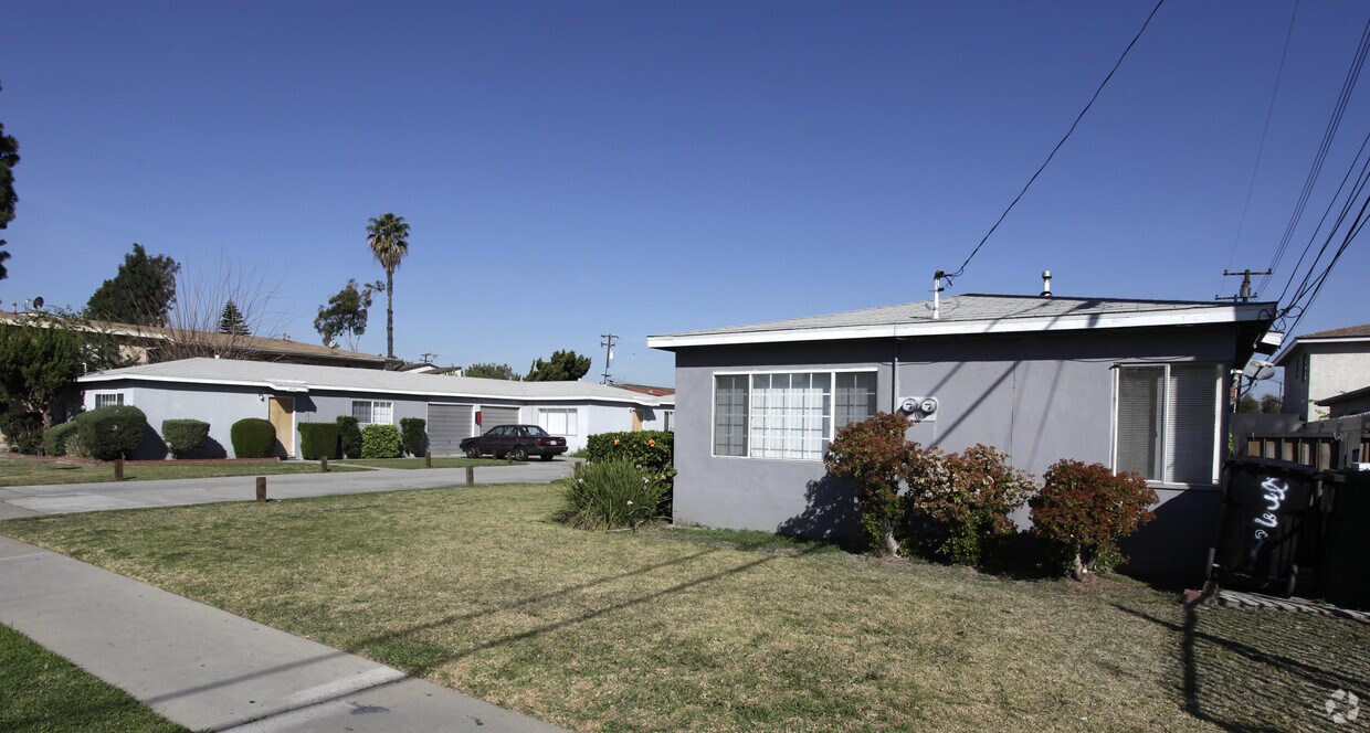 Primary Photo - 2339-2357 W Roberta Ave