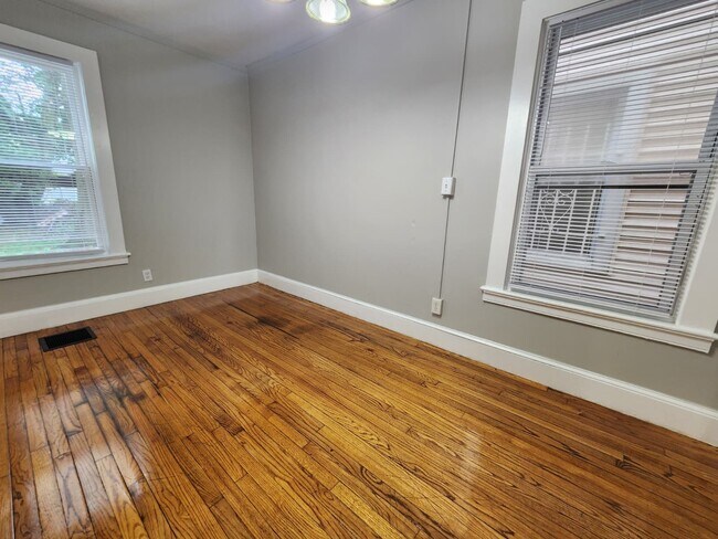 Foto del edificio - 202 Hallock Ave
