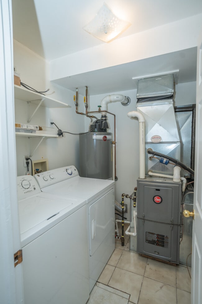 Building Photo - 23060 Berdeno Ave