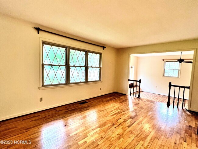 Foto del edificio - 2923 Middle Sound Loop Rd