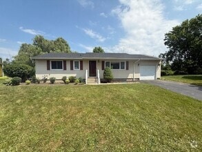Building Photo - 40 Shamrock Dr
