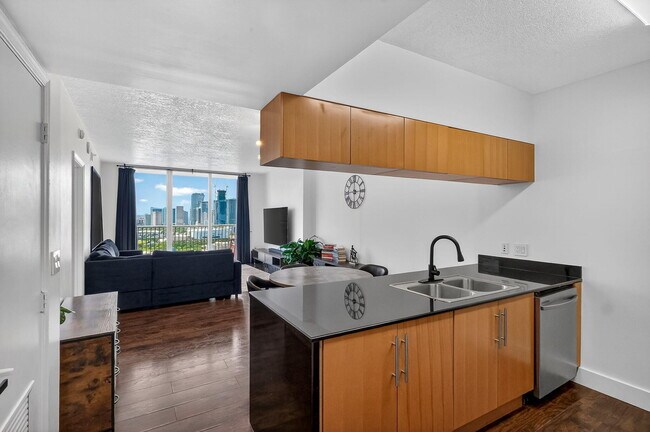 Building Photo - 1750 N Bayshore Dr