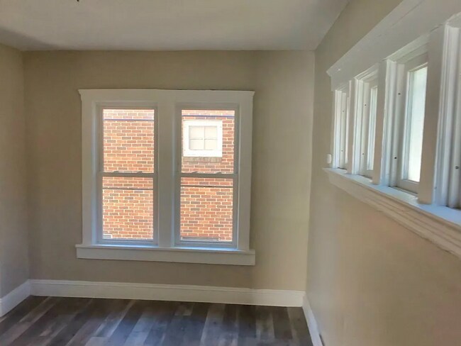 Foto del edificio - Charming Cape Cod Home with Character and Potential