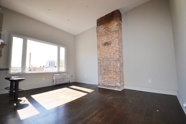 Building Photo - 323 Leonard St