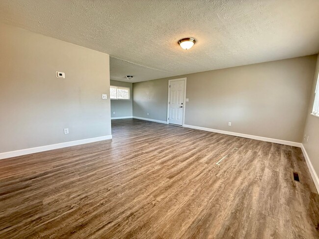 Building Photo - 4421 Primrose Ln