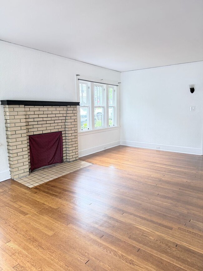 Foto del edificio - West Asheville Bungalow. 2 bedrooms, 1 bathroom. Great location!