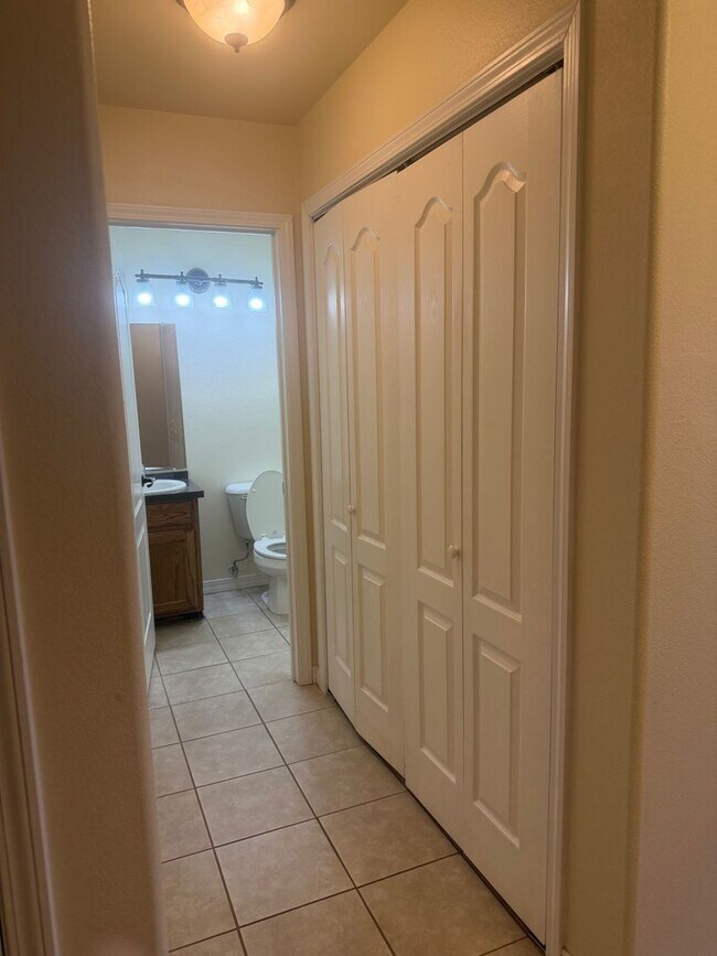 Building Photo - 1221 E 14th St