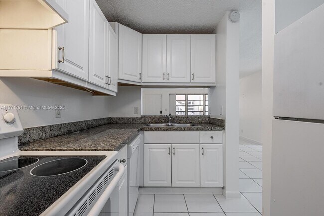 Foto del edificio - 1033 Twin Lakes Dr