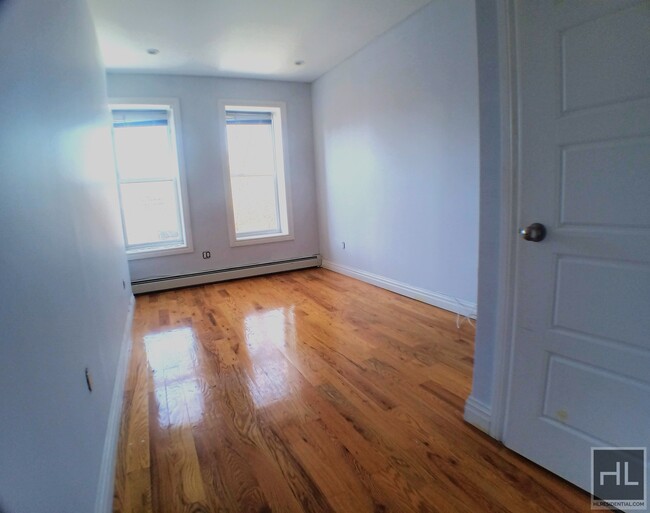 Building Photo - Large Sunny Four-Bedroom apartment with Sp...